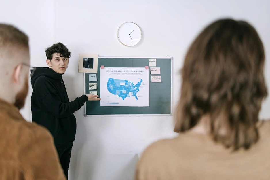 Ofiste çeşitli ve mutlu bir ekip birlikte çalışıyor.